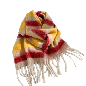 Warmer Winterschal im Streifendesign mit Fransen, kuscheliger Kaschmir-Stil fuer Damen.