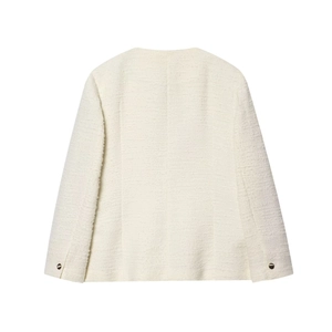 Achteraanzicht van een chique wit tweed jasje met metalen knopen in een minimalistische stijl
