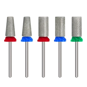 Macro van 5-delige diamanten nagelfrees set met kleurgecodeerde ringen op witte achtergrond