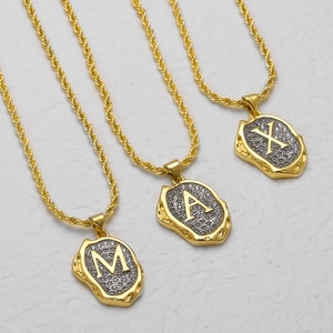 18 Karat vergoldete Halskette mit Initialen-Anhänger und Zirkonia für M, A und X