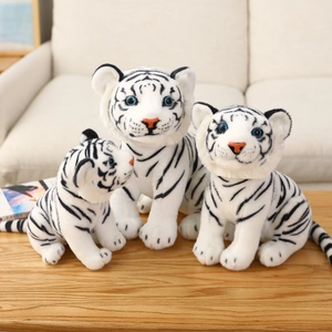 Pluche witte tijger knuffels in drie maten met zwarte strepen en blauwe ogen op hout