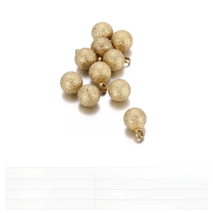 Dettaglio macro di perle in acciaio inossidabile dorato opaco 6mm con gancio