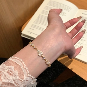 Bracelet plaqué or 18k orné de perles élégantes et de breloques en zircon pour femme