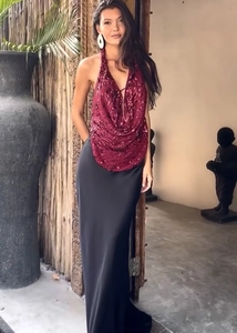 Détail du haut dos nu à paillettes bordeaux et de la jupe longue noire élégante pour femme