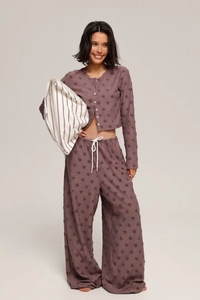 Détail du pyjama mauve à motifs cœurs avec cardigan à boutons et pantalon à cordon
