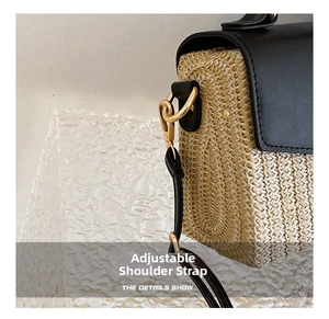 Detail eines verstellbaren schwarzen Riemens mit Goldverschluss an einer Strohtasche