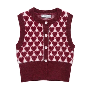 Gilet court en tricot bordeaux à motif cœurs avec boutons décoratifs en cœur