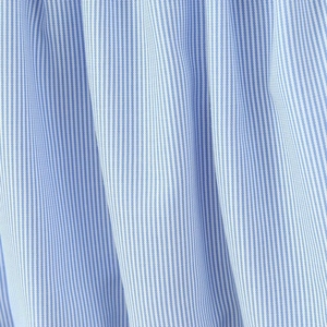 Vestito a righe bianche e blu con scollo all'americana e trama del tessuto a vista