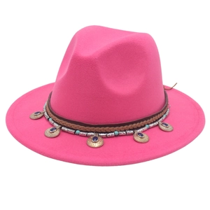 Vista dettagliata di un fedora rosa acceso stile etnico con fascia decorata a mano