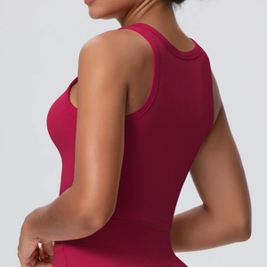 Detailansicht eines dunkelroten Yoga-Sport-BHs mit breiten Trägern und Racerback-Design