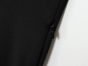 Détail de la fermeture éclair invisible de haute qualité et texture fine de la robe noire