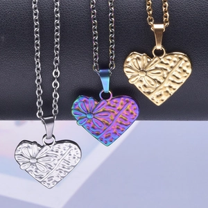 Trois pendentifs cœur avec fleurs gravées en argent, arc-en-ciel et or, plaqué 18 carats