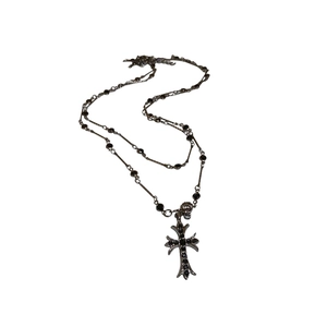 Collana con croce gotica argentata con cristalli neri e design vintage a doppia catena