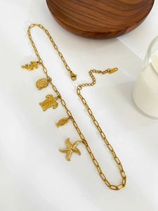 Détail du collier plaqué or 18K avec pendentifs étoile de mer tortue et hippocampe