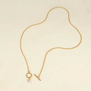 Detail of 18K gold stainless steel chain with freshwater pearl and OT toggle clasp