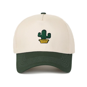 Gros plan sur la broderie cactus d'une casquette baseball blanc cassé et vert