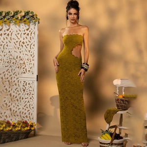 Elegante abito lungo in pizzo verde oliva con scollatura a fascia e dettaglio cut-out
