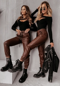 Vista dettagliata dei pantaloni in ecopelle marrone a vita alta con finitura lucida da donna