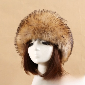 Détail d'un bonnet d'hiver en fausse fourrure épaisse jacquard jaune herbe sur modèle