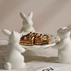 Vue détaillée du plateau figurines de lapin pour bijoux et présentation de desserts