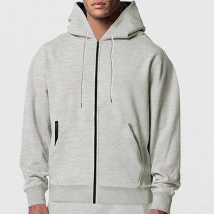 Détail d'un sweat à capuche pour hommes avec fermeture éclair, cordon et poignets côtelés