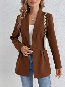 Vue détaillée du blazer en laine marron café élégant avec bouton unique et col à revers