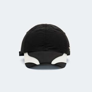 Vue de face d'une casquette de baseball noire légère en tissu froissé délavé