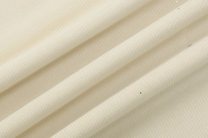 Makroaufnahme der cremefarbenen Netzstoff-Textur mit Glitzerpartikeln und weichem Fall