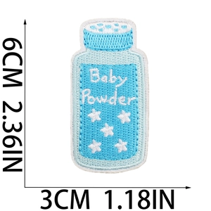 Dettaglio toppa ricamata blu polvere per bambini con misure precise 6cm x 3cm per abiti