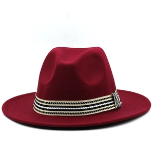 Dettaglio cappello fedora in lana bordeaux con nastro a righe e tesa larga classica
