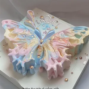 Macro-detail van 3D-vlinder moussevorm met kleurverloop en gouden glitter textuur effecten