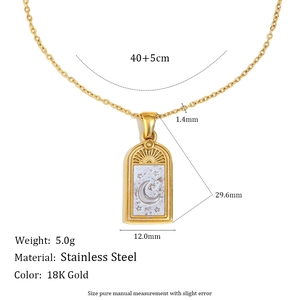 Collier en acier inoxydable plaqué or 18 carats avec pendentif arche lune et étoile