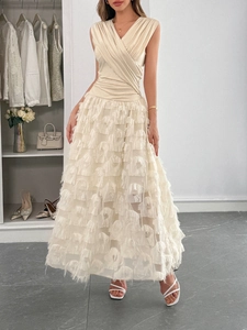 Élégante robe longue beige sans manches à col en V avec jupe à plumes pour l'été