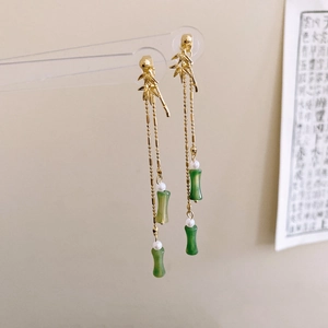 Detaillierte Ansicht der langen Quasten-Ohrringe mit Goldblättern und grünen Jade-Harzperlen