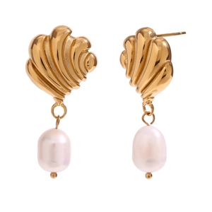 Boucles d'oreilles vintage en or 18K avec marguerite et perle sur fond blanc pour femme
