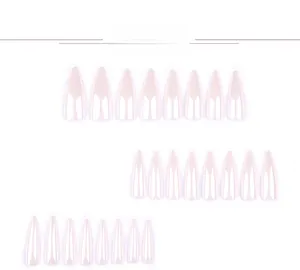 Détail de faux ongles stiletto longs rose perle avec finition aurore scintillante