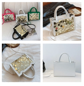 Dettaglio delle borse da donna con paillettes e bordi ondulati in diversi colori