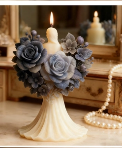 Detalle de vela con figura femenina elegante y rosas 3D azules muy intrincadas