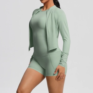 Vue détaillée d'un ensemble de yoga vert clair 3 pièces avec veste et short taille haute