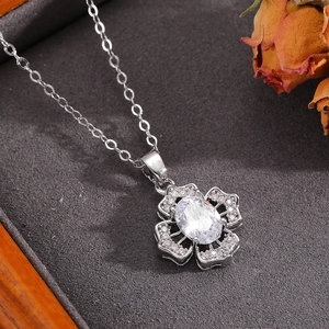 Gros plan d'un collier pendentif fleur avec un zircon ovale scintillant et pétales sertis