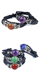 Détail macro de bracelets en cuir tressé avec diverses incrustations d'agate