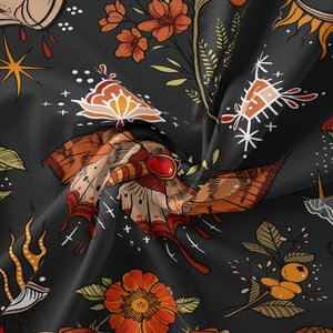 Makroansicht von Motten- und Blumenmuster auf schwarzem Boho-Wandteppichstoff