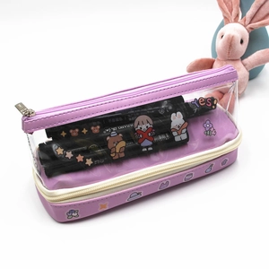 Détail de la trousse violette à double couche en PVC transparent avec motifs mignons