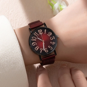 Montre pour femme avec cadran dégradé rouge-noir et bracelet en maille magnétique