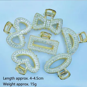Elegante Haarklammern aus Goldmetall mit Perlen und Strasssteinen in verschiedenen Formen