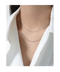 Minimalistische S925 Sterling Silber Boxkette zweilagig am Hals des Models