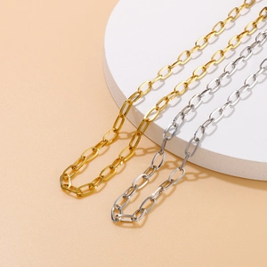 Elegante Halsketten aus Edelstahl in Gold und Silber auf einem Steinsockel