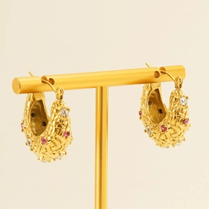 U-shaped 18K gold plated earrings with woven texture and red crystal inlay
