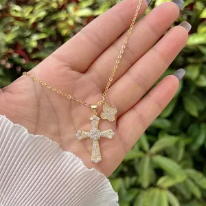 Detailaufnahme einer goldenen Kreuzkette mit funkelnden Zirkonia-Steinen für Damen