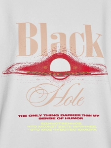 Λευκό βαμβακερό μακρυμάνικο T-shirt με τύπωμα Black Hole και μινιμαλιστικό κείμενο